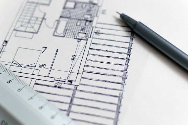 Pianta e disegni di progetto su tavolo da lavoro