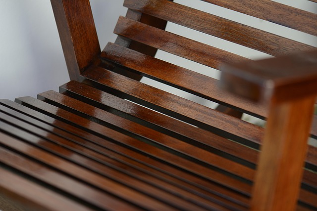 Dettaglio di sedia in legno come pezzo d'arredo