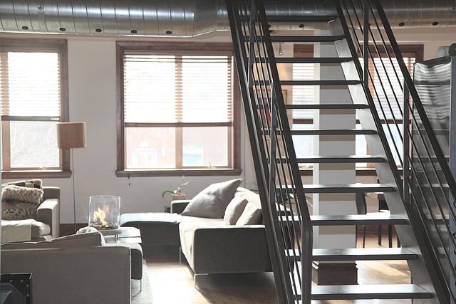 Interno moderno con scala e arredi essenziali